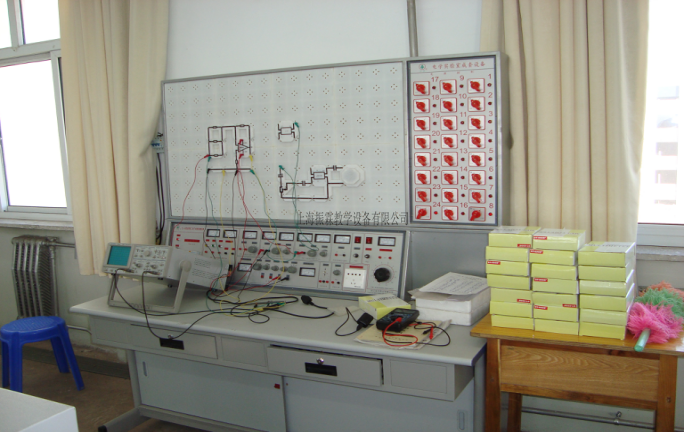 這一款是上海振霖教學(xué)設(shè)備公司生產(chǎn)的ZLCB-805型電工電子電力拖動(dòng)實(shí)驗(yàn)室成套設(shè)備（教師桌）。
