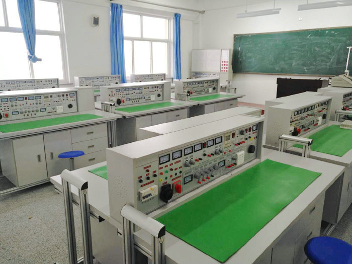 這一款是上海振霖教學(xué)設(shè)備公司生產(chǎn)的ZLCB-804型電工電子實驗臺整體教室圖。